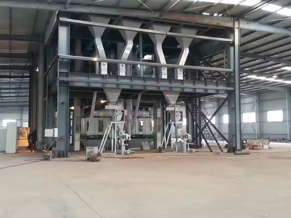 Factory Direct Floating Fish Feed Machines: Wholesale Prices for Nigerian Dealers 12 Modern fish feed pellet machine production line in Nigerian factory setting