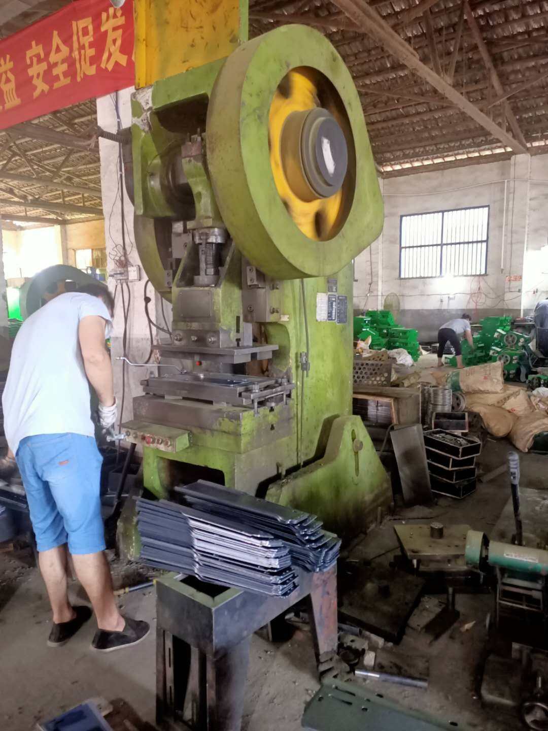 Why Factory Direct Feed Pellet Machines Are Cheaper Than Local Dealers 2 MAIKONG factory workers assembling feed pellet machines with quality control inspection